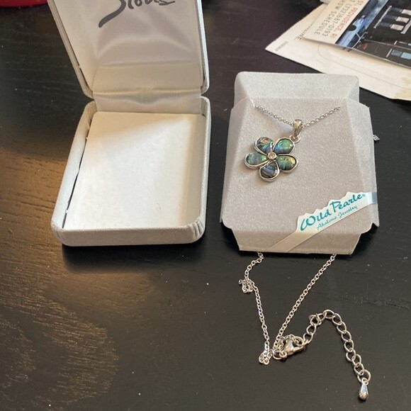 NWT abalone daisy necklace with rhinestone center. - Picture 4 of 4